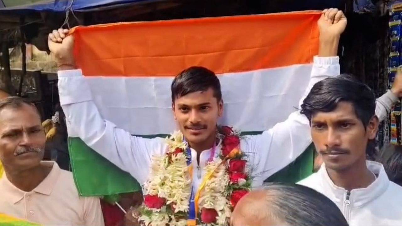 Kho Kho World Cup: ফুল-মালায় চুঁচুড়াবাসী বরণ করল খো খো বিশ্বকাপ জয়ী সুমন বর্মনকে