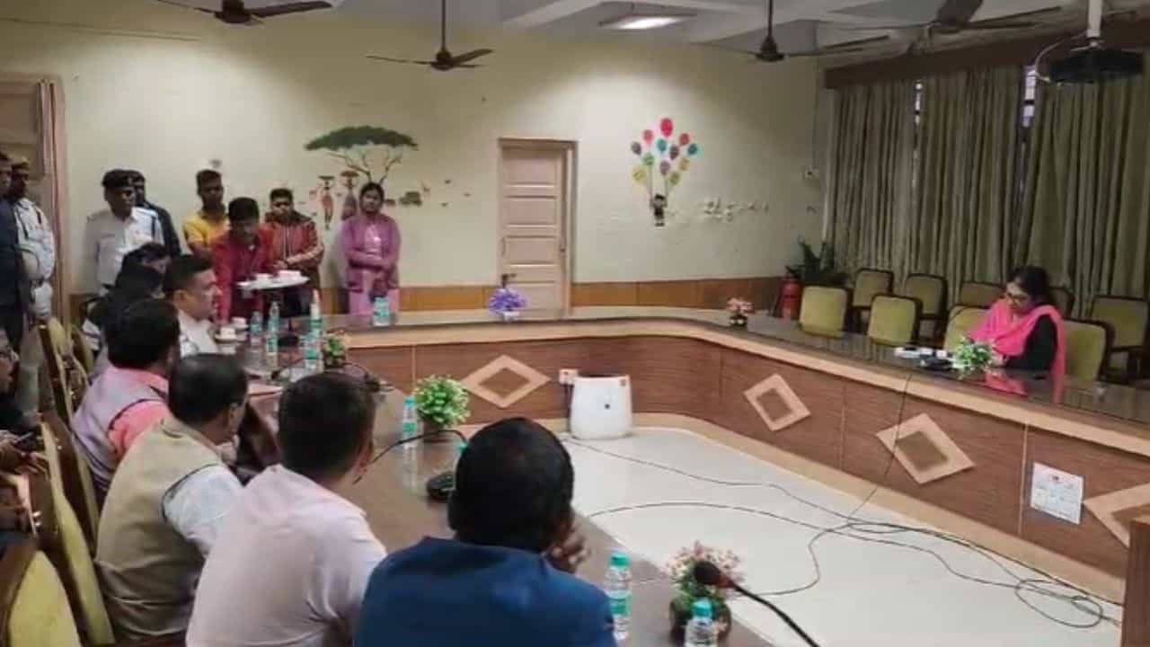 Suvendu Adhikari Meeting: দুপুরে শুভেন্দুর সঙ্গে সাক্ষাৎ, সূর্য পশ্চিমে যেতেই সরানো হল বিশেষ সচিব চৈতালীকে Suvendu Adhikari Meeting: দুপুরে শুভেন্দুর সঙ্গে সাক্ষাৎ, সূর্য পশ্চিমে যেতেই সরানো হল বিশেষ সচিব চৈতালীকে
