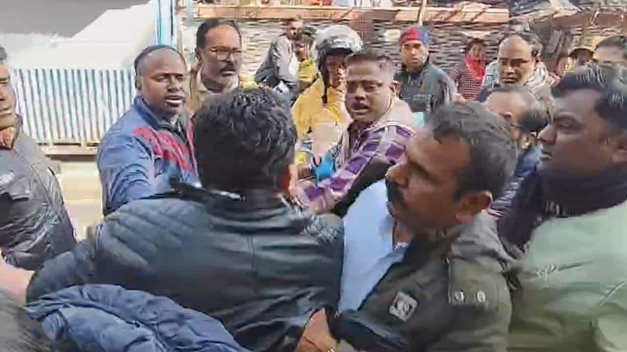 Trinamool Congress: ছাব্বিশের ভোটের আগে চরম অস্বস্তি ঘাসফুল শিবিরে, কোচবিহারে প্রকাশ্যেই হাতাহাতি দুই গোষ্ঠীর Trinamool Congress: ছাব্বিশের ভোটের আগে চরম অস্বস্তি ঘাসফুল শিবিরে, কোচবিহারে প্রকাশ্যেই হাতাহাতি দুই গোষ্ঠীর