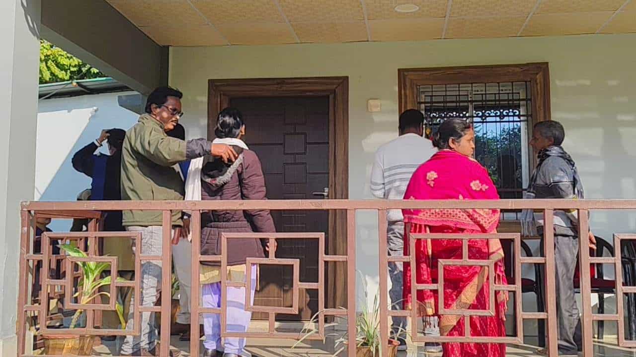 Jalpaiguri: কোটি টাকার জমি হাতানোর চেষ্টা, TMC নেতার বিরুদ্ধে কেস পর কেস, কেন ‘নিরব’ পুলিশ? প্রশ্ন ভুক্তভোগীদের Jalpaiguri: কোটি টাকার জমি হাতানোর চেষ্টা, TMC নেতার বিরুদ্ধে কেস পর কেস, কেন ‘নিরব’ পুলিশ? প্রশ্ন ভুক্তভোগীদের