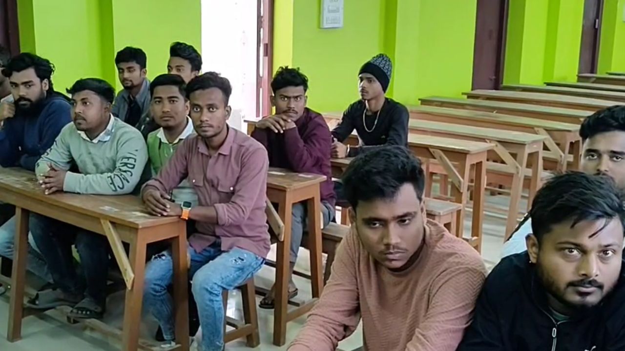Tapan: পরীক্ষা বাতিল করে বাৎসরিক অনুষ্ঠান, প্রতিবাদে কলেজে বিক্ষোভ, বৈঠকে বেরল সমাধান Tapan: পরীক্ষা বাতিল করে বাৎসরিক অনুষ্ঠান, প্রতিবাদে কলেজে বিক্ষোভ, বৈঠকে বেরল সমাধান