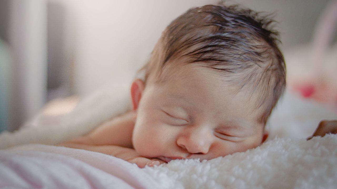 এলিনা- বিদেশি নামও বলা যায়। তবে এখন এমন আধুনিক নামেই মজে থাকেন অনেকে। একটু ব্যতিক্রমী হওয়ার ভাবনা। সেক্ষেত্রে কিন্তু এই নামটি ভাবতেই পারেন। এর অর্থ 'বুদ্ধিদীপ্ত' এবং 'চাঁদের মতো উজ্জ্বল'। নামটি কিন্তু যথেষ্ট ব্যতিক্রমী। 