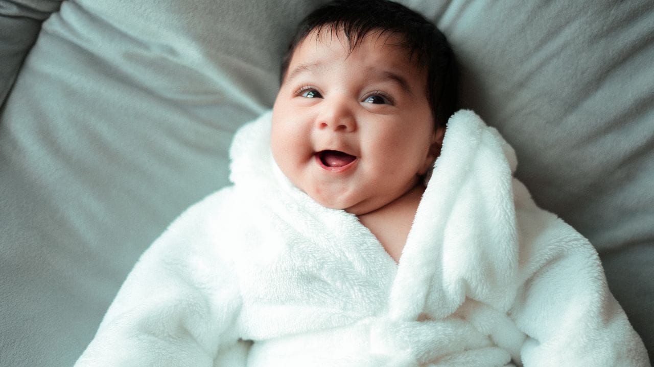 ঋত্বিকা-এটি অনেকটাই পরিচিত নাম। এর অর্থ 'চাঁদের সৌন্দর্য'। ভারতীয় সংস্কৃতির সঙ্গেও জুরে রয়েছে এই নাম। 