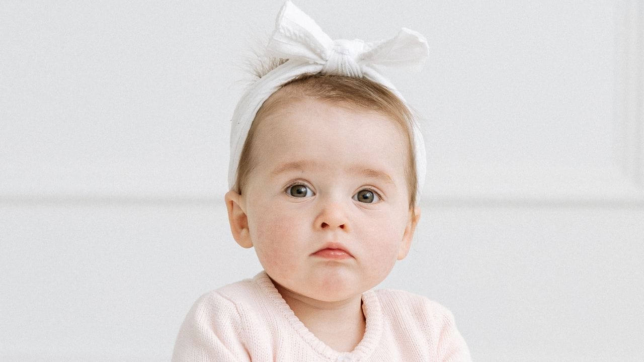 জোহেল-ব্যতিক্রমী বললেও কম। এই নাম কার্যত শোনাই যায় না। তবে এর অর্থ কিন্তু এই নাম রাখতে আকর্ষণ করতে পারে। এর একটি অর্থ যেমন 'চাঁদ' তেমনই 'আকাশ থেকে নেমে আসা শিশু'ও বলা যায়।