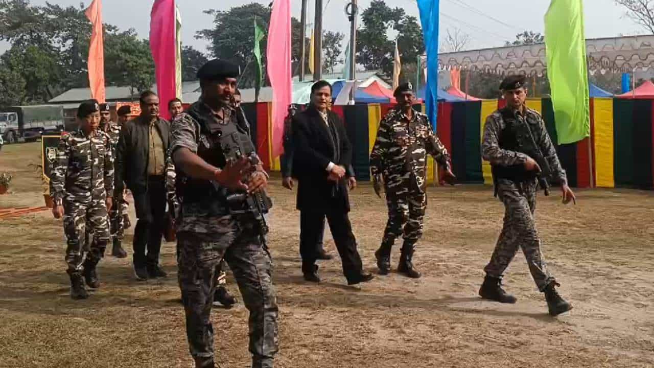 Tension in Border: শুধু বাংলাদেশ নয়, নেপাল সীমান্ত দিয়েও ছড়াচ্ছে সন্ত্রাসের জাল? মন্ত্রীর পা পড়তেই বাড়ছে জল্পনা Tension in Border: শুধু বাংলাদেশ নয়, নেপাল সীমান্ত দিয়েও ছড়াচ্ছে সন্ত্রাসের জাল? মন্ত্রীর পা পড়তেই বাড়ছে জল্পনা