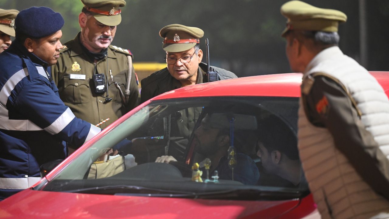 একইভাবে সিটবেল্ট না পরার জন্য যেমন জরিমানা হতে পারে, তেমনই ওভারস্পিডিং বা মদ্যপান করে গাড়ি চালানোর জন্য ফের জরিমানা হতে পারে। 