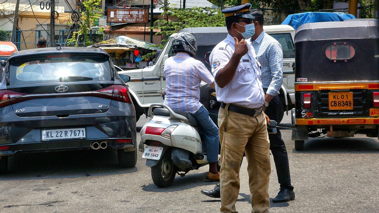 রাস্তায় বেরলে ট্রাফিক আইন মানা বাধ্যতামূলক। ট্রাফিক আইন ভাঙলেই পুলিশ জরিমানা করতে পারে। 