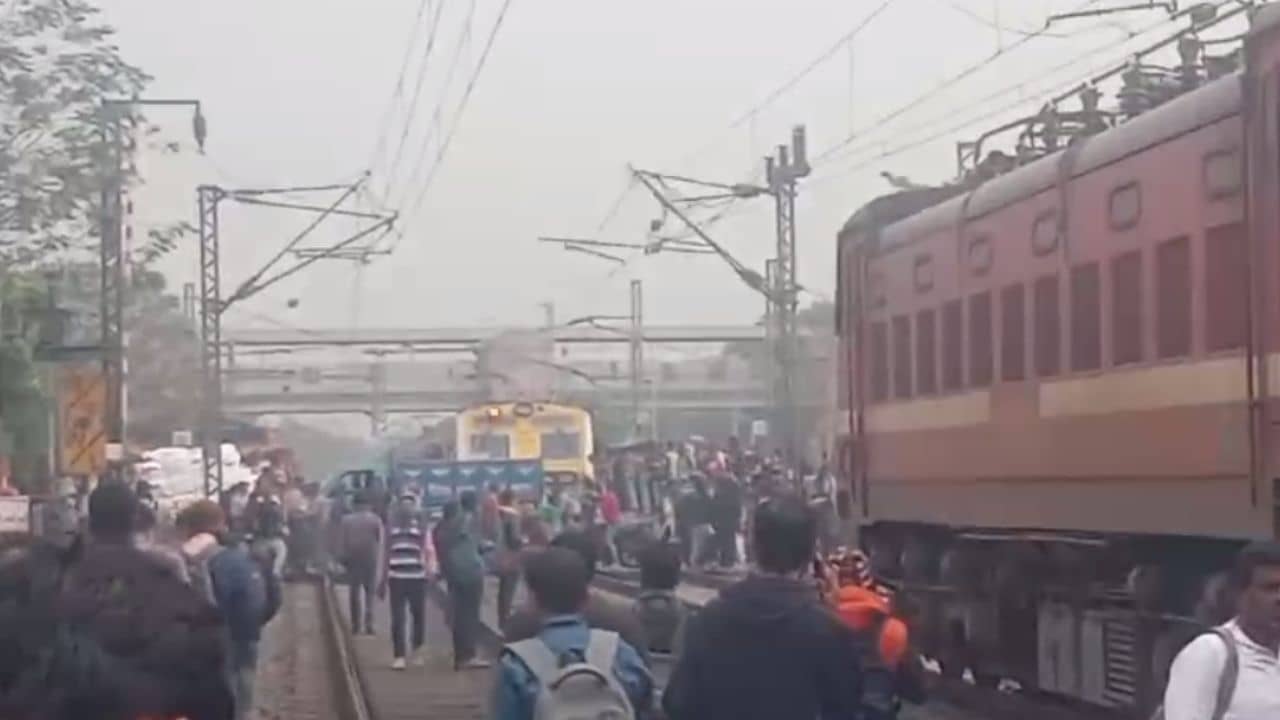 Howrah: লোকালের পিছনের হঠাৎ এসে গেল এক্সপ্রেস, তারপর....