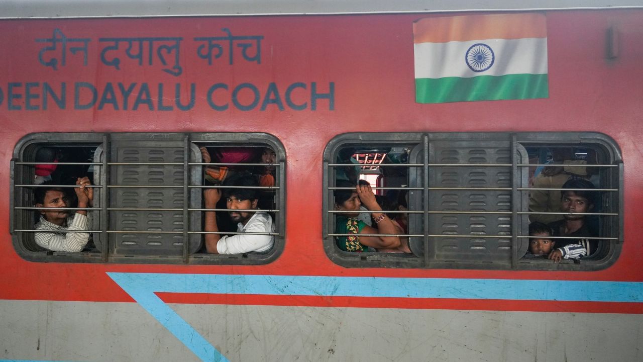 Train Rules: ট্রেনে হঠাৎ কেউ অসুস্থ হয়ে গেলে কোন নম্বরে ফোন করবেন?