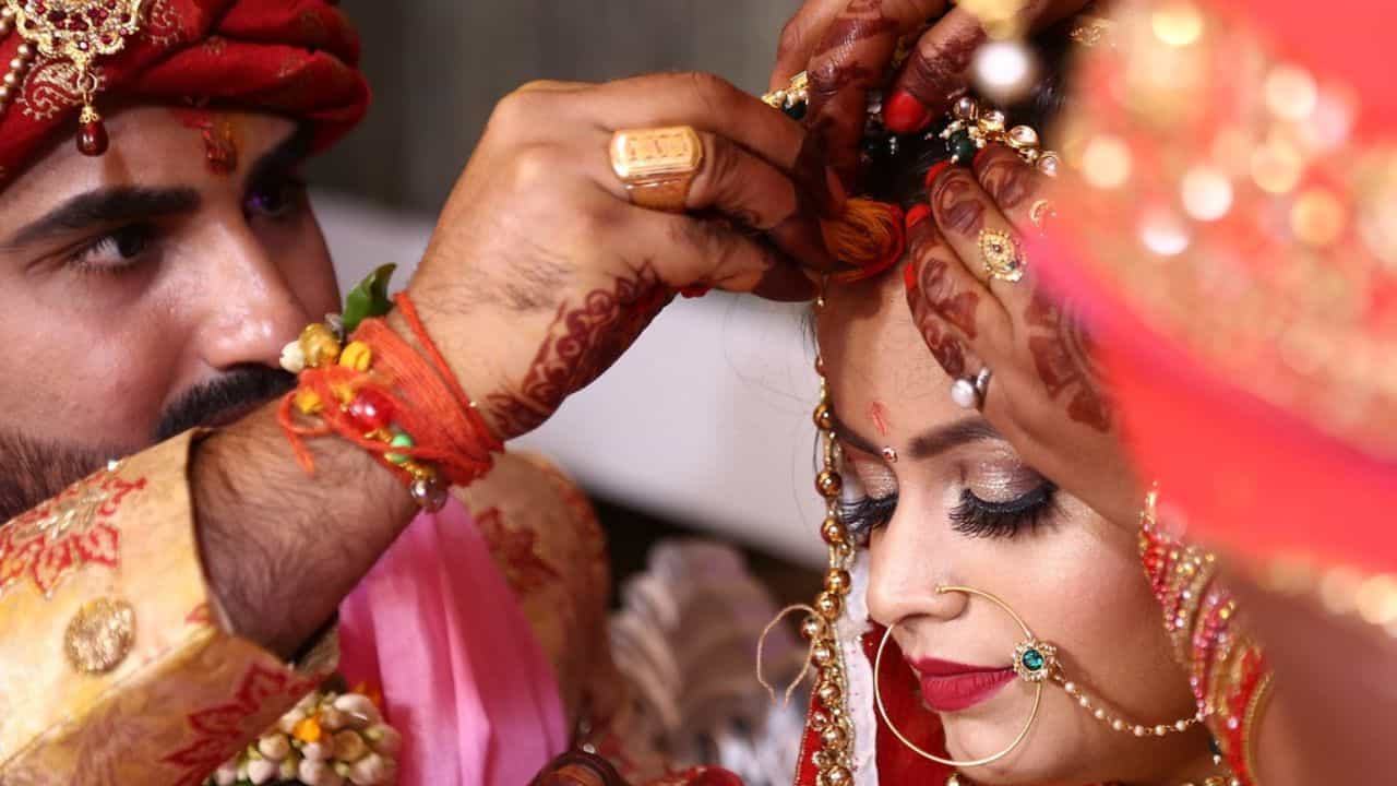 আজ থেকেই বদলে গেল বিয়ে, বিবাহ বিচ্ছেদের নিয়ম, লিভ-ইন সম্পর্কও জানাতে হবে সরকারকে আজ থেকেই বদলে গেল বিয়ে, বিবাহ বিচ্ছেদের নিয়ম, লিভ-ইন সম্পর্কও জানাতে হবে সরকারকে