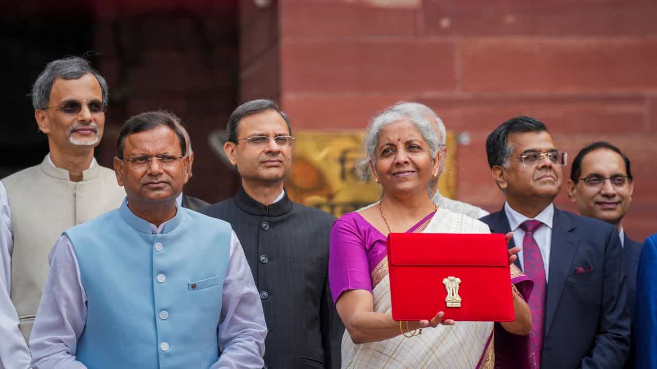 Union Budget 2025: ভেঙে ছিল চিরাচরিত নিয়ম! বাজেট পেশই করেননি অর্থমন্ত্রীরা, দায়িত্ব গিয়েছিল... Union Budget 2025: ভেঙে ছিল চিরাচরিত নিয়ম! বাজেট পেশই করেননি অর্থমন্ত্রীরা, দায়িত্ব গিয়েছিল...