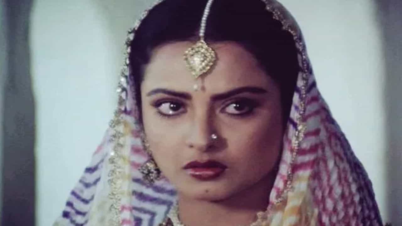 'রেখা তো টাইম পাস', প্রেমিকের বেফাঁস মন্তব্যে ভেঙে পড়েন রেখা 'রেখা তো টাইম পাস', প্রেমিকের বেফাঁস মন্তব্যে ভেঙে পড়েন রেখা