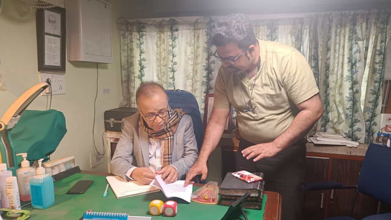 কতটা সুরক্ষিত এক ডাক্তারের পরিবার? ৫০ পেড়িয়ে প্রশ্নের মুখে যখন সম্পর্ক কতটা সুরক্ষিত এক ডাক্তারের পরিবার? ৫০ পেড়িয়ে প্রশ্নের মুখে যখন সম্পর্ক