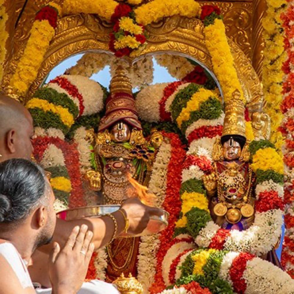 ভারতের বিভিন্ন জায়গায় বৈকুণ্ঠ একাদশী খুব জাকজমক করে পালন করেন বিষ্ণুভক্তরা। শ্রীরঙ্গমের শ্রী রঙ্গনাথস্বামী মন্দিরটি বৈকুণ্ঠ একাদশী উদযাপনের জন্যও পরিচিত। পাশাপাশি বৃন্দাবনের রঙ্গনাথস্বামী মন্দিরেও খুব ঘটা করে বৈকুণ্ঠ একাদশী পালিত হয়। (ছবি-এক্স)

