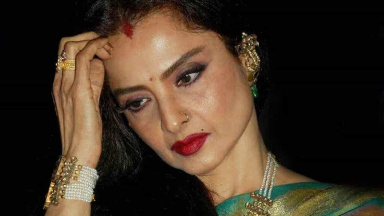 অমিতাভকে খোলা চিঠি? 'আমি দ্বগ্ধে-দ্বগ্ধে বাঁচছি', যন্ত্রণায় জর্জরিত রেখা অমিতাভকে খোলা চিঠি? 'আমি দ্বগ্ধে-দ্বগ্ধে বাঁচছি', যন্ত্রণায় জর্জরিত রেখা