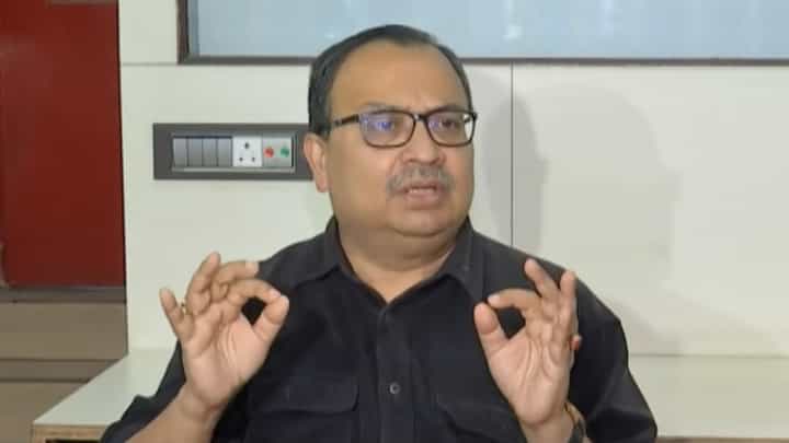 Kunal Ghosh : মেয়ের মৃত্যুর পর বুকফাটা কান্নার বদলে ইস্পাতকঠিন ভাবে মিডিয়া সামলাচ্ছেন কীভাবে? প্রশ্ন কুণালের Kunal Ghosh : মেয়ের মৃত্যুর পর বুকফাটা কান্নার বদলে ইস্পাতকঠিন ভাবে মিডিয়া সামলাচ্ছেন কীভাবে? প্রশ্ন কুণালের