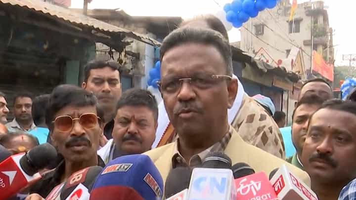 Firhad Hakim : হেলে পড়া বাড়ি বিতর্কে ফিরহাদ ঝুঁকলেন না, কী বললেন তিনি? Firhad Hakim : হেলে পড়া বাড়ি বিতর্কে ফিরহাদ ঝুঁকলেন না, কী বললেন তিনি?