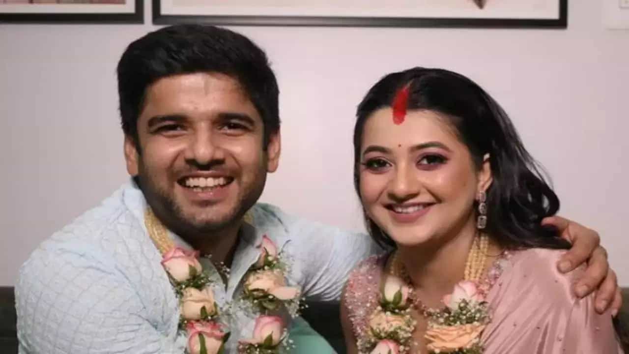 অনামিকার সঙ্গে পেতেছেন সংসার, তবে জানেন কি, আগে একবার বিয়ে ভাঙে উদয়ের অনামিকার সঙ্গে পেতেছেন সংসার, তবে জানেন কি, আগে একবার বিয়ে ভাঙে উদয়ের