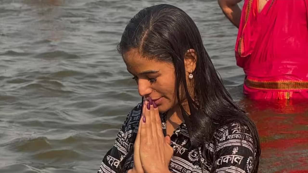 সমস্ত পাপ ধুয়ে ফেলতে মহাকুম্ভে পুনম পাণ্ডে, জলে ডুব দিয়েই কী বললেন হটস্টার?