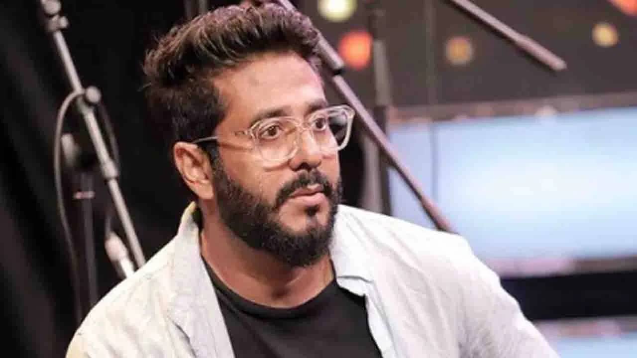 মধ্যরাতে বিপত্তিতে রাজ, রাতারাতি ছাড়তে হয় বাড়ি, কী এমন ঘটে?