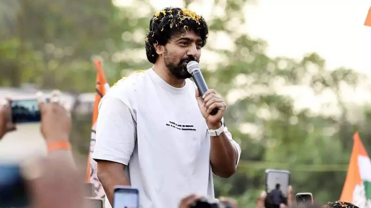 অভিনেতা নয়, কার সামনে নিজেকে রাজনীতিবিদ বলে পরিচয় দেন দেব?