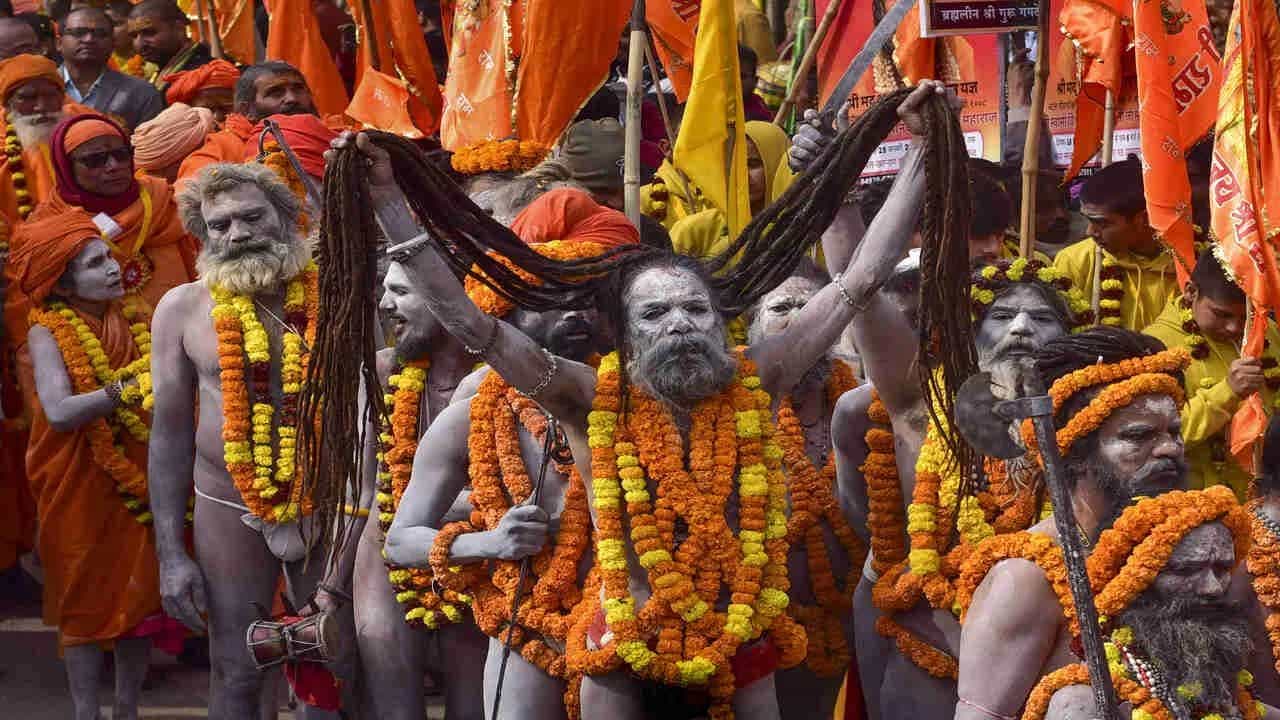 মহাকুম্ভ মেলার প্রস্তুতি শেষ পর্যায়ে। উত্তর প্রদেশের প্রয়াগরাজে যেমন দেশ-বিদেশের সাধারণ পুণ্যার্থীরা থাকবেন তেমনই থাকবেন সাধু-সন্ন্যাসীরাও। সাধুদের মধ্যে আবার রয়েছে অঘোরী। স্বাভাবিক ভাবেই এই প্রশ্ন অনেকের মধ্যেই ঘোরাফেরা করে, অঘোরী কারা? কত সাধনার পর অঘোরী হওয়া যায়?