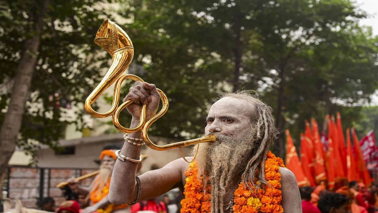 আগামী ১৩ জানুয়ারি শুরু হচ্ছে মহাকুম্ভ মেলা। চলবে ২৬ ফেব্রুয়ারি পর্যন্ত। দেশ-বিদেশের পুণ্যার্থীদের মিলনস্থল হয়ে উঠবে উত্তর প্রদেশের প্রয়াগরাজ (এলাহাবাদ)। সাধু সন্ন্যাসীদের মধ্যে সকলের আগ্রহের কেন্দ্রে থাকেন অঘোরী। তাঁরা কী করেন? কোথায় ধ্যান করেন? ইতিহাস কী বলে!