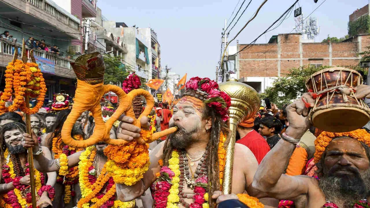 তথ্য বলে, অঘোরীরা শ্মশানেই থাকেন। তিন ধরণের পুজো করেন। এর মধ্যে শিব এবং শবের সাধনাও রয়েছে। বলা হয়ে থাকে, অসমের কামাখ্যাপিঠ, বাংলায় তারাপিঠ, নাসিকের ত্রম্বকেশ্বর, উজ্জৈনের চক্রতীর্থে এই সাধনা হয়। 