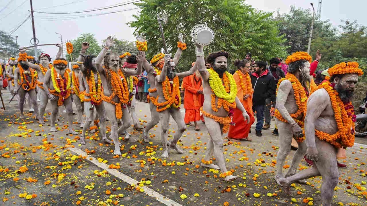 কথিত আছে, একবার কাশীর রাজা হাতিতে চড়ে যাচ্ছিলেন। বাবা কিনারামকে অঘোরী বেশে দেখেন রাজা। তাঁকেও আর দশটা সাধুর মতোই ভেবে বলেন আশ্রমের দেওয়ালের কাছে সরে যেতে। ঠিক তখনই দেখা যায়, উল্টে দেওয়ালটাই হাতির সামনে এগিয়ে এসে নড়াচড়া করছে। ভুল উপলব্ধি করতে পেরে ক্ষমা চেয়ে নেন রাজা। সব ছবি: TV9 NETWORK