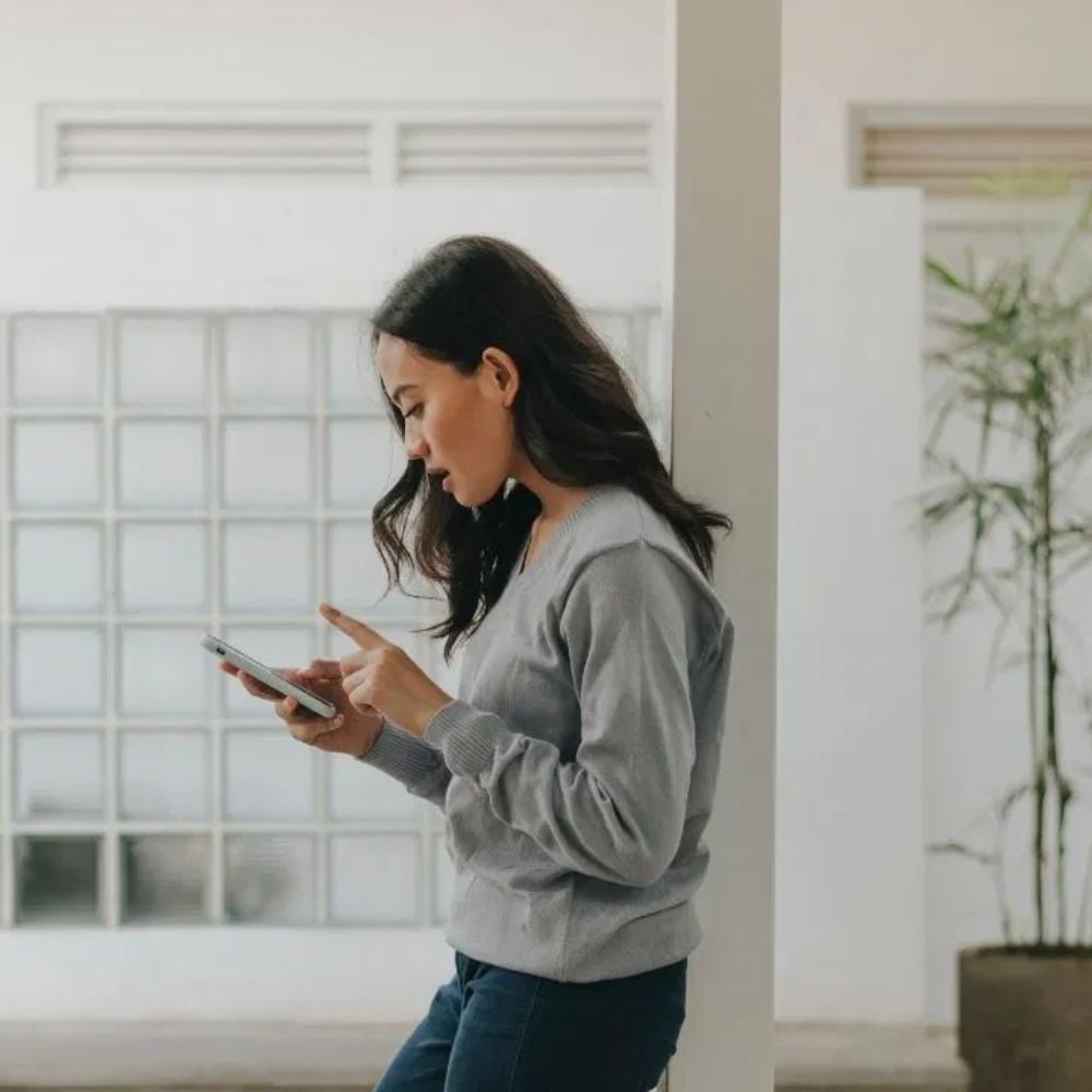 এ কথা বেশিরভাগ ভারতীয়ই জানেন যে +৯১ থেকে কল আসা মানে তা ভারত থেকেই আসছে। কিন্তু প্রশ্ন হচ্ছে কেন +91 দিয়েই ফোন কল শুরু হয়।
