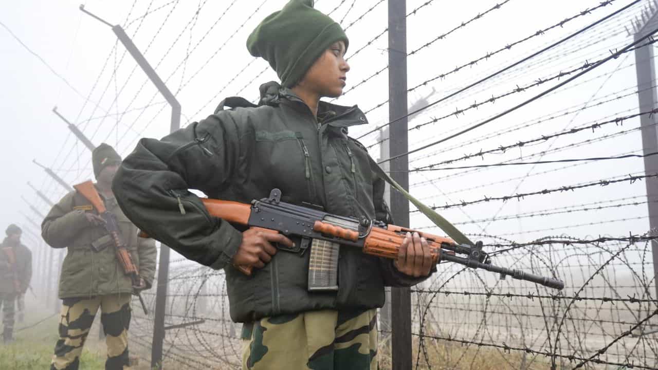 Woman BSF: বারবার বারণের পরও কথা শোনেনি, এরপরই 'রণংদেহী' মেজাজে মহিলা BSF, ভয়ে 'লেজ গুটিয়ে' পালাল বাংলাদেশিরা Woman BSF: বারবার বারণের পরও কথা শোনেনি, এরপরই 'রণংদেহী' মেজাজে মহিলা BSF, ভয়ে 'লেজ গুটিয়ে' পালাল বাংলাদেশিরা