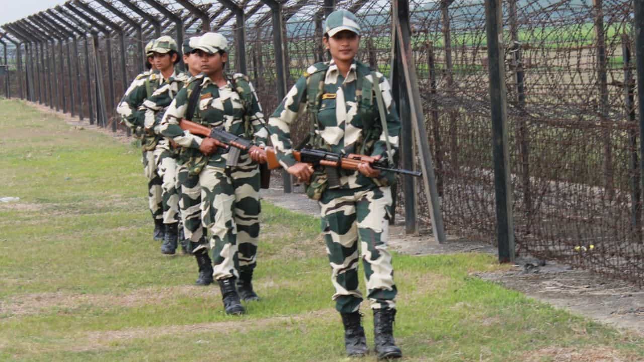 BSF: BSF-এর পোশাকে কারা ওরা? আসল তথ্য ফাঁস করল BSF-ই BSF: BSF-এর পোশাকে কারা ওরা? আসল তথ্য ফাঁস করল BSF-ই