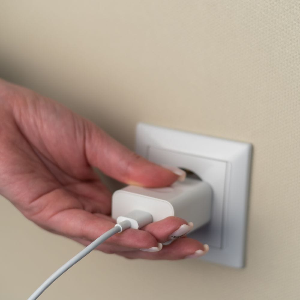 যে ব্যক্তিরা ল্যাপটপ ব্যবহার করেন, তারা অনেক সময় সেখান থেকে মোবাইল চার্জ করেন। অনেকে অ্যাডাপ্টার নিয়ে যাতায়াত করেন না। ফলে সঠিক নিয়মে অনেকে মোবাইলে চার্জ দিতে পারেন না।