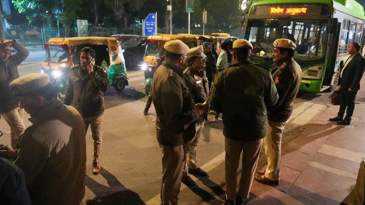 Delhi Police: বাংলা বলতে পারলে দিল্লি পুলিশে নিয়োগ, নেপথ্যে রয়েছে বড় কারণ Delhi Police: বাংলা বলতে পারলে দিল্লি পুলিশে নিয়োগ, নেপথ্যে রয়েছে বড় কারণ