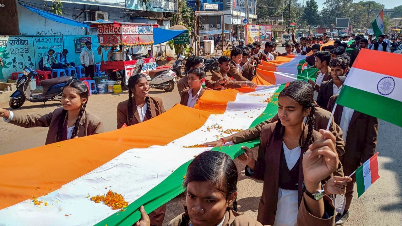 Republic Day 2025: বদলে গেল সমীকরণ! দু'দশক পর মাওবাদী প্রবণ বস্তারে উড়ল তিরঙ্গা