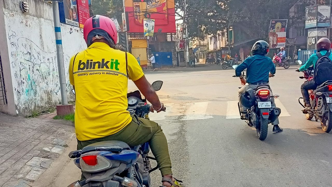 অনলাইন ইন্সটান্ট ডেলিভারি অ্যাপ ব্লিঙ্কিটে নববর্ষের দিন সবথেকে বেশি অর্ডার হয়েছে কন্ডোম, মিনারেল ওয়াটার,পার্টিস্মার্ট (হ্যাংওভার কাটানোর ওষুধ) ও ইনো। 