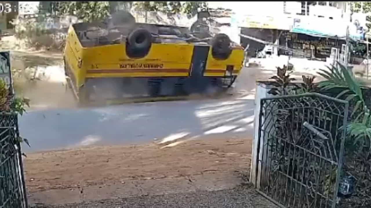Accident VIDEO: পরপর পাল্টি খেল স্কুল বাস, ছিটকে বাসের চাকার নীচেই পিষে গেল ছাত্রী! বছরের প্রথম দিনেই খালি মায়ের কোল Accident VIDEO: পরপর পাল্টি খেল স্কুল বাস, ছিটকে বাসের চাকার নীচেই পিষে গেল ছাত্রী! বছরের প্রথম দিনেই খালি মায়ের কোল