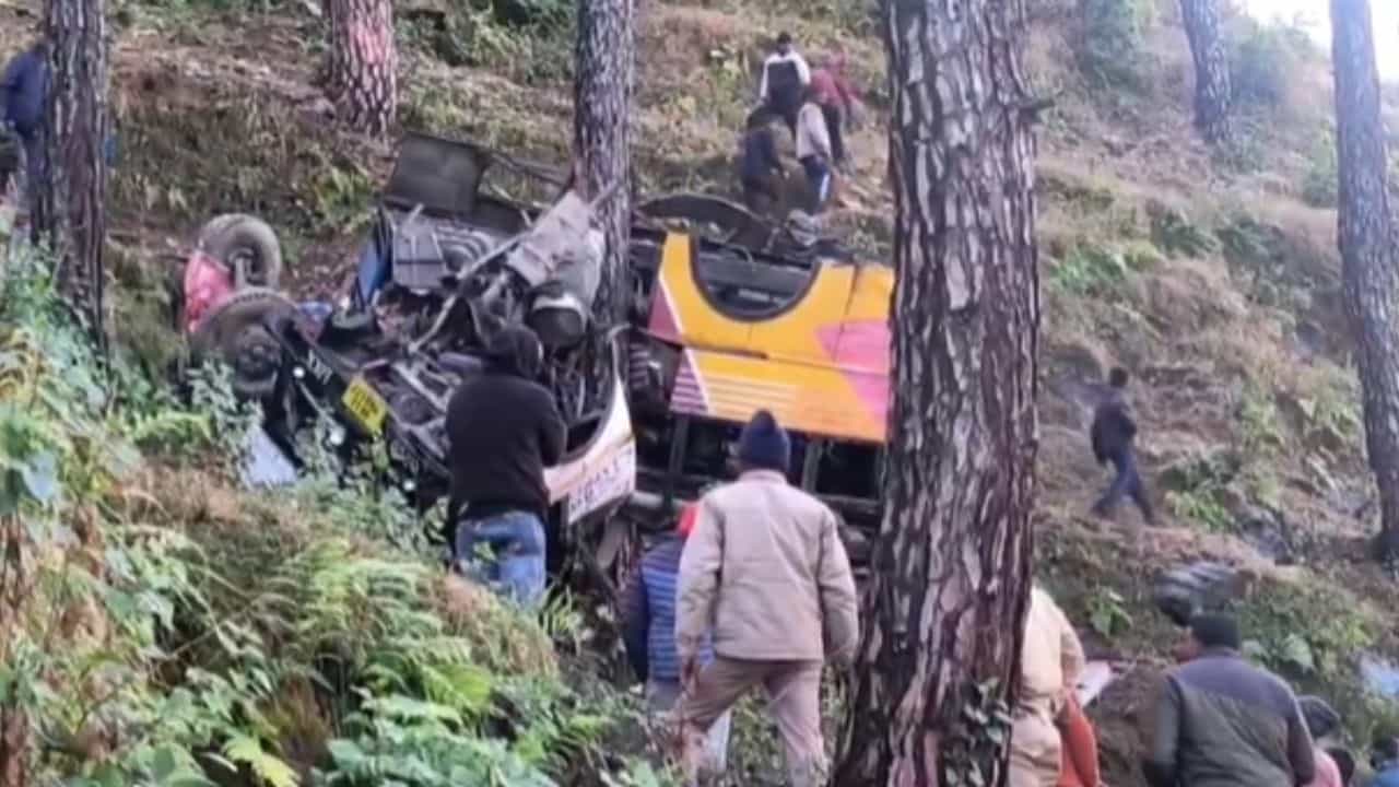 বাসকে গিলে খেল ১০০ ফুট গভীর খাদ, ভিতর থেকে বেরল তালগোল পাকানো ৬টা দেহ, আহত ২২ বাসকে গিলে খেল ১০০ ফুট গভীর খাদ, ভিতর থেকে বেরল তালগোল পাকানো ৬টা দেহ, আহত ২২