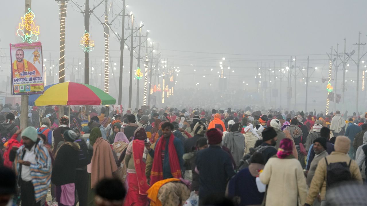 ১৩ জানুয়ারি থেকে শুরু হয়েছে মহাকুম্ভ মেলা। চলবে ২৬ ফেব্রুয়ারি পর্যন্ত।  কুম্ভমেলায় কোটি কোটি পুণ্যার্থী আসেন। তথ্য বলছে, ২০১৯ সালে অর্ধকুম্ভ মেলায় প্রায় ৫ কোটি পুণ্যার্থী এসেছিলেন। আর ২০১৩ সালে মহাকুম্ভ মেলায় ৩ কোটি পুণ্যার্থী পা রেখেছিলেন প্রয়াগরাজে। 