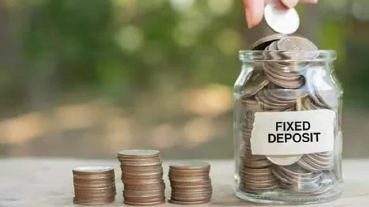 Fixed deposit: কোথায় ফিক্সড ডিপোজিট করবেন? ব্যাঙ্ক, পোস্ট অফিসে যাওয়ার আগে জেনে নিন Fixed deposit: কোথায় ফিক্সড ডিপোজিট করবেন? ব্যাঙ্ক, পোস্ট অফিসে যাওয়ার আগে জেনে নিন