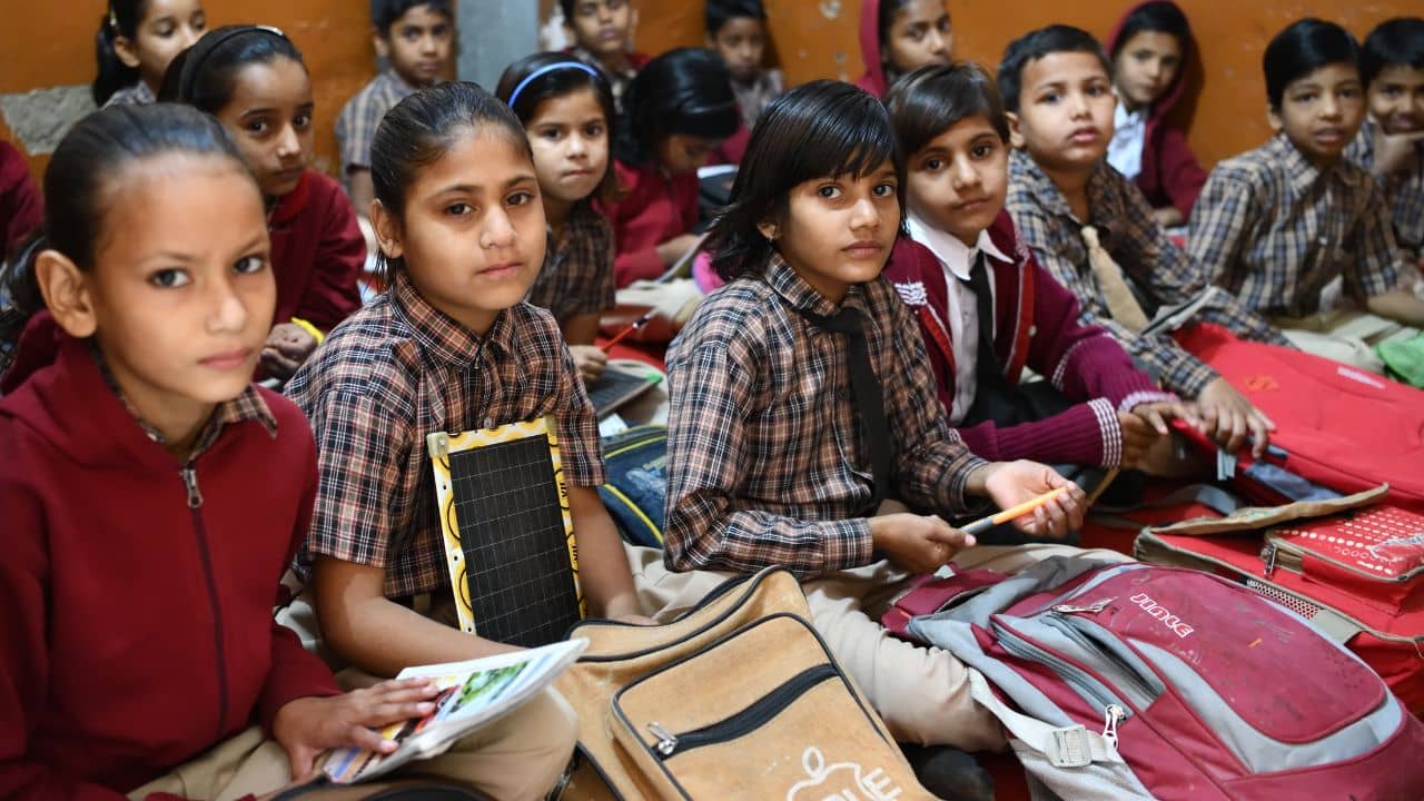 Girl Education: মেয়েরা পড়বে কী করে? ৭০০-র বেশি স্কুলে নেই মহিলা শৌচালয়! এই রাজ্যে শিক্ষক থাকলেও, নেই পড়ুয়া