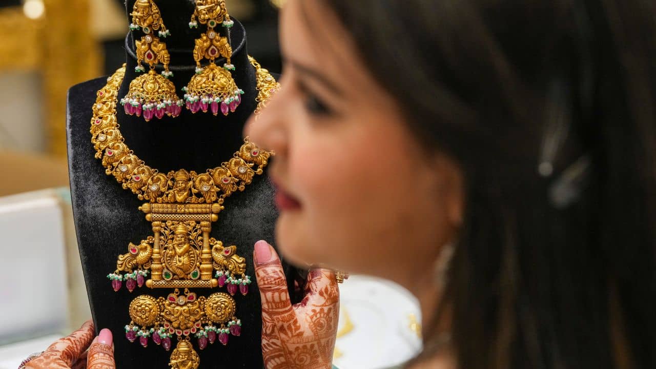 Gold Price Today: সপ্তাহের মাঝে ঝুপ করে পড়ল সোনার দাম, দেরি না করে আজই কেনাকাটি সেরে নিন