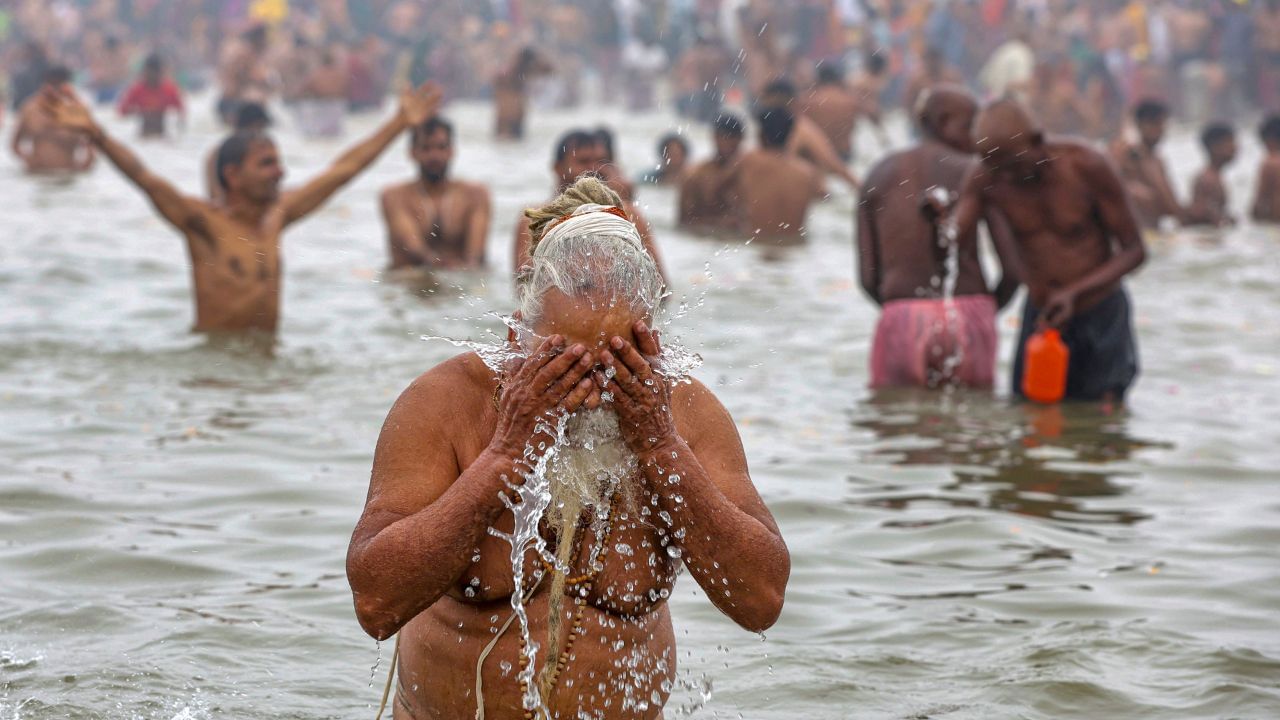 Mahakumbh Mela 2025: মহাকুম্ভের মহাসঙ্গমে পুণ্যস্নানের হিড়িক! জানেন 'পাপ ধুতে' একদিনে ডুব দিলেন কতজন?