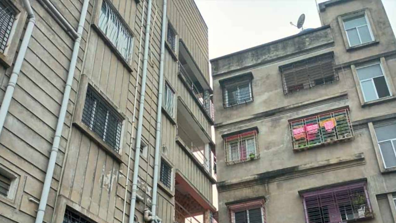 Howrah: হাওড়াতেও হেলে একে অপরের গায়ে পড়ল জোড়া ফ্ল্যাটবাড়ি!