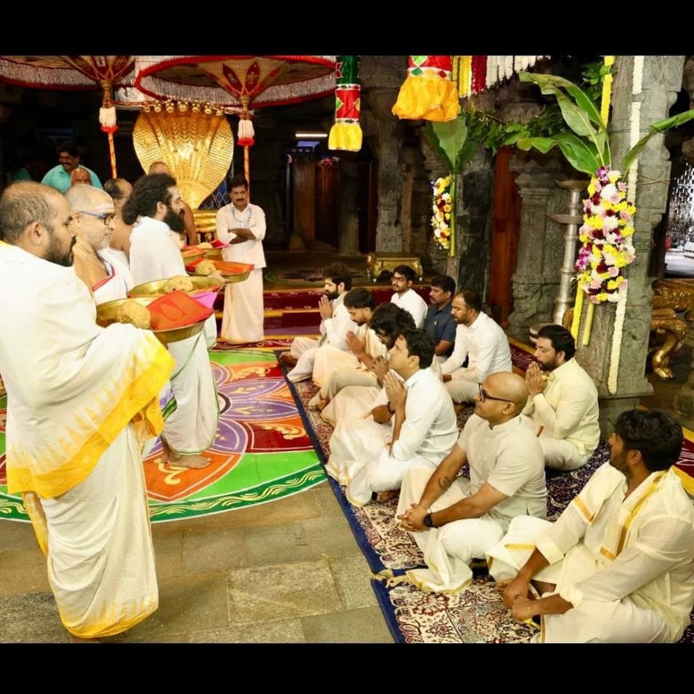নিজের ইন্সটাগ্রাম স্টোরিতে টিম ইন্ডিয়ার তরুণ তুর্কি নীতীশ কুমার রেড্ডি সেই ভিডিয়ো শেয়ার করেছিলেন। ঈশ্বরের প্রতি তাঁর এই ভক্তি নিয়ে নেটিজ়েনরা আলোচনা শুরু করেছেন।
