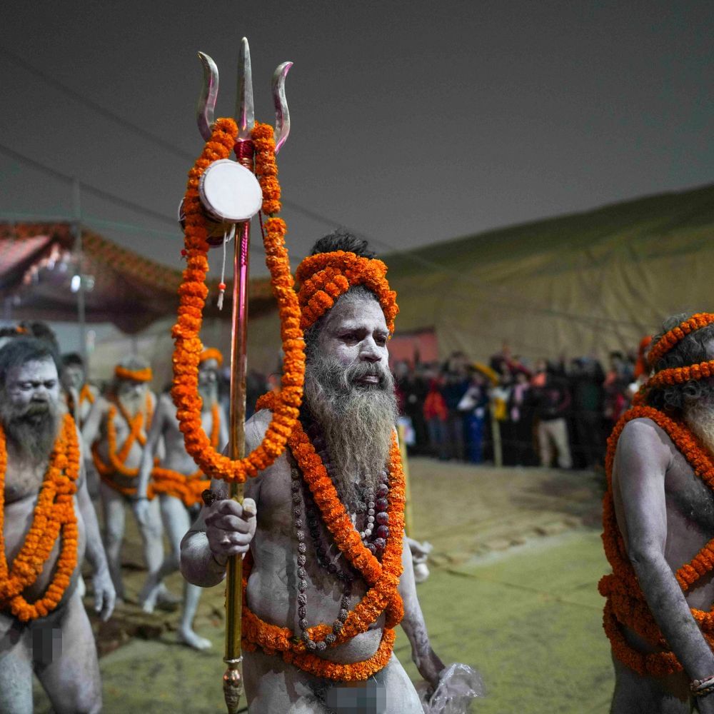 নাগা সাধু ও অঘোরি বাবা একেবারেই আলাদা। তা হওয়ার জন্য প্রক্রিয়াও আলাদা। তাঁদের তপস্যা করার নিয়ম, জীবনযাপন, ধ্যান করার নিয়ম, খাওয়া দাওয়াও আলাদা। (Photos Credit: Getty Images)


