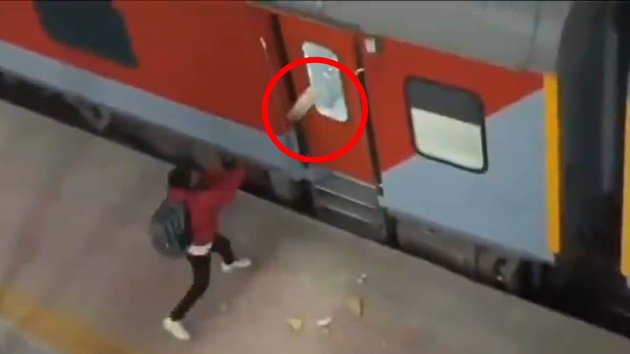 Maha Kumbh Mela 2025: দরজা ধরে টানাটানি, উড়ল ইট-পাটকেল! হামলার মুখে মহাকুম্ভে যাওয়ার ট্রেন