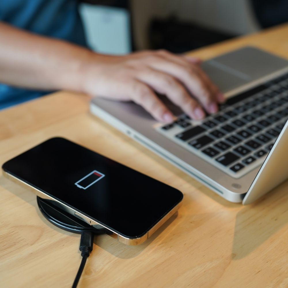 স্মার্টফোন এমন এক ডিভাইস যা দিনের বেশিরভাগ সময় মানুষের সঙ্গে থাকে। এটি ব্যক্তিগত থেকে শুরু করে পেশাদার কাজের জন্যও ব্যবহৃত হয়।