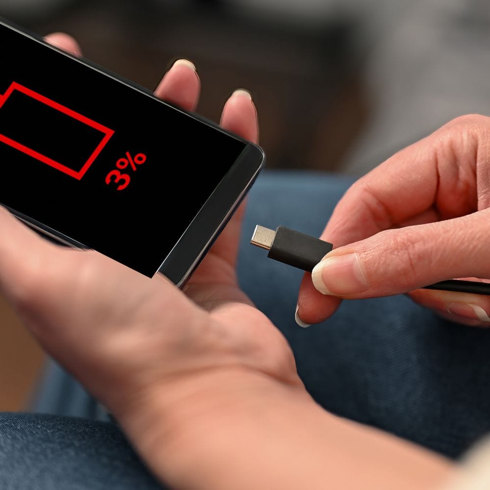 যদি সঠিক উপায়ের কথা বলতে হয়, তা হলে স্মার্টফোন অবশ্যই আসল চার্জার দিয়েই চার্জ করা উচিত। তবে, যদি কারও কাছে মোবাইলের আসল চার্জার না থাকে এবং ফোনটির চার্জ এক্কেবারে শেষ হতে চলেছে সেক্ষেত্রে ল্যাপটপ থেকে ফোনটি চার্জ করতে পারেন।