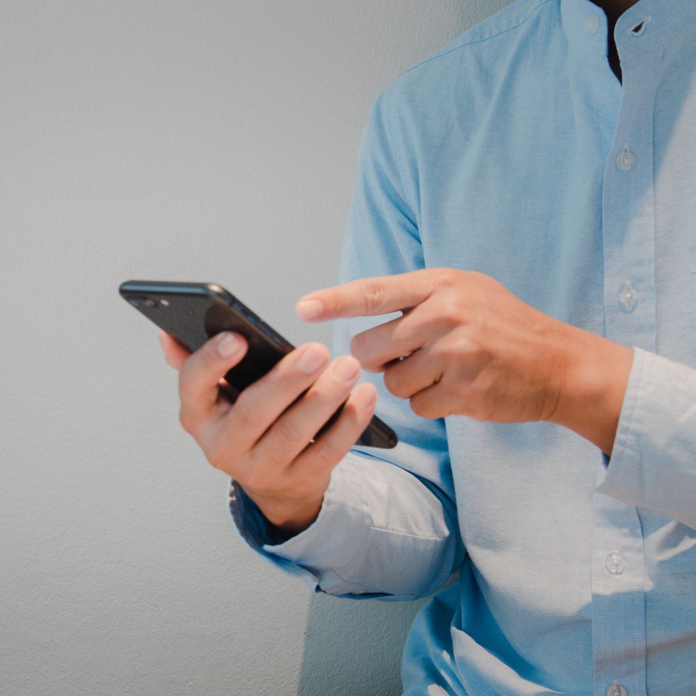 জাতিসংঘের একটি সংস্থা ইন্টারন্যাশনাল টেলিকমিউনিকেশন ইউনিয়ন (আইটিইউ)। সেখান থেকে বিশ্বের প্রতিটি দেশে এই কোড সরবরাহ করে।
